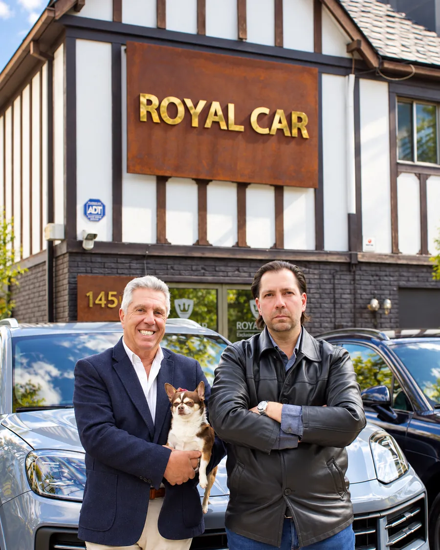 Francisco padre y Francisco hijo con Tofi, frente a Royal Car