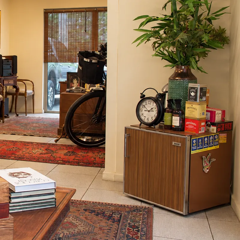 Un rincón del salón de Royal Car, con el reloj y el té